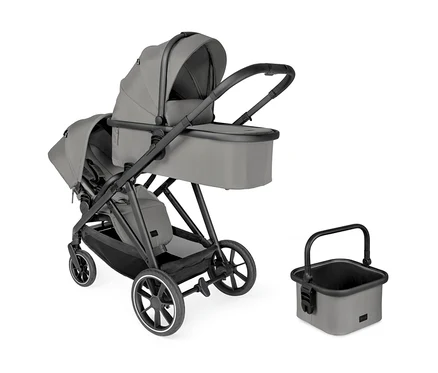 Grauer Zwillingskinderwagen mit Babywanne und Sportsitz, daneben ein passender grauer Korb mit schwarzem Griff.