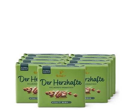 Packung mit neun Packungen gemahlenem Kaffee Der Herzhafte à 500 g. Grüne Packung.