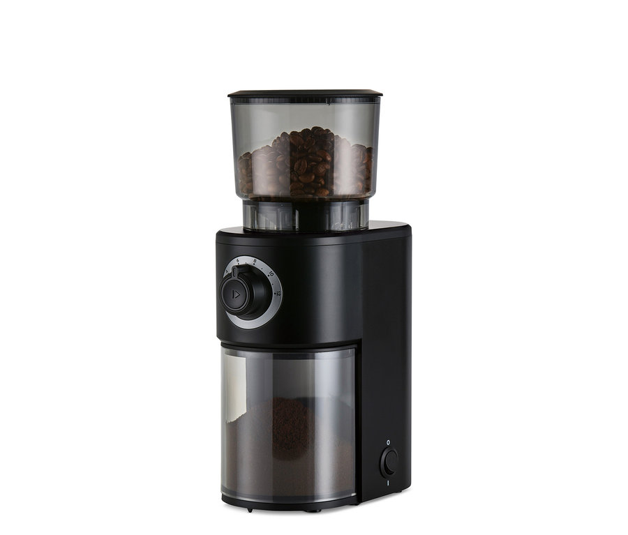 Schwarze Kaffeemühle, elektrisch, mit Kaffeebohnen oben und gemahlenem Kaffee unten.