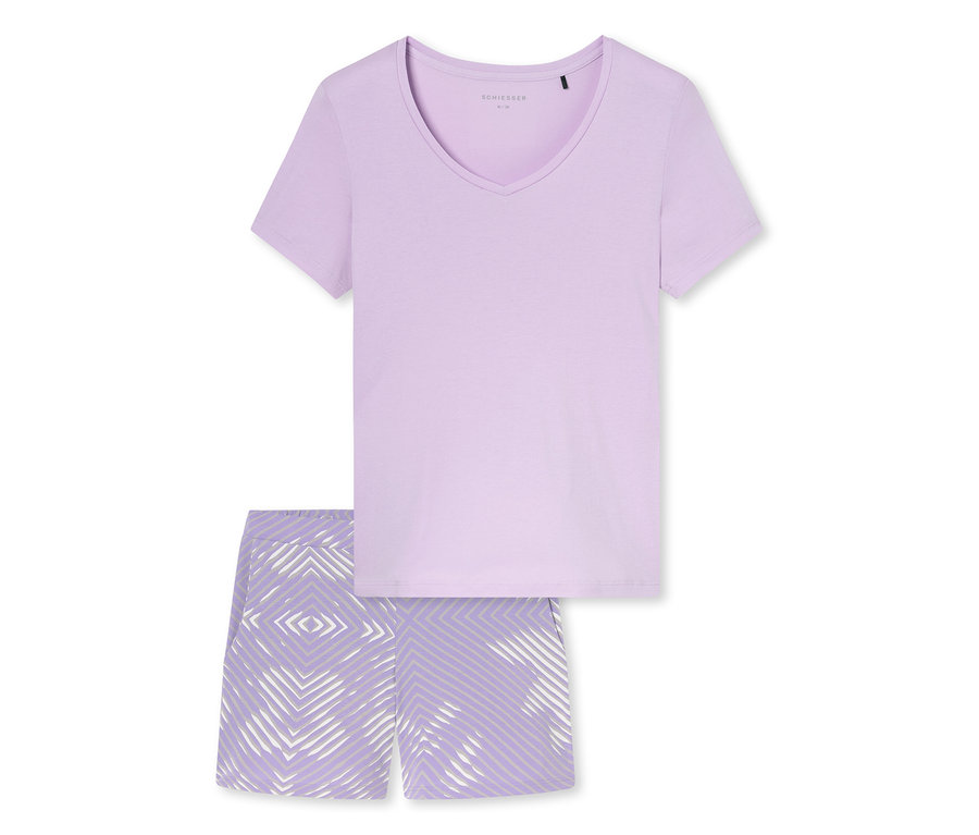 Helllila zweiteiliger Schlafanzug mit V-Ausschnitt T-Shirt und gemusterten Shorts, auf weißem Hintergrund.
