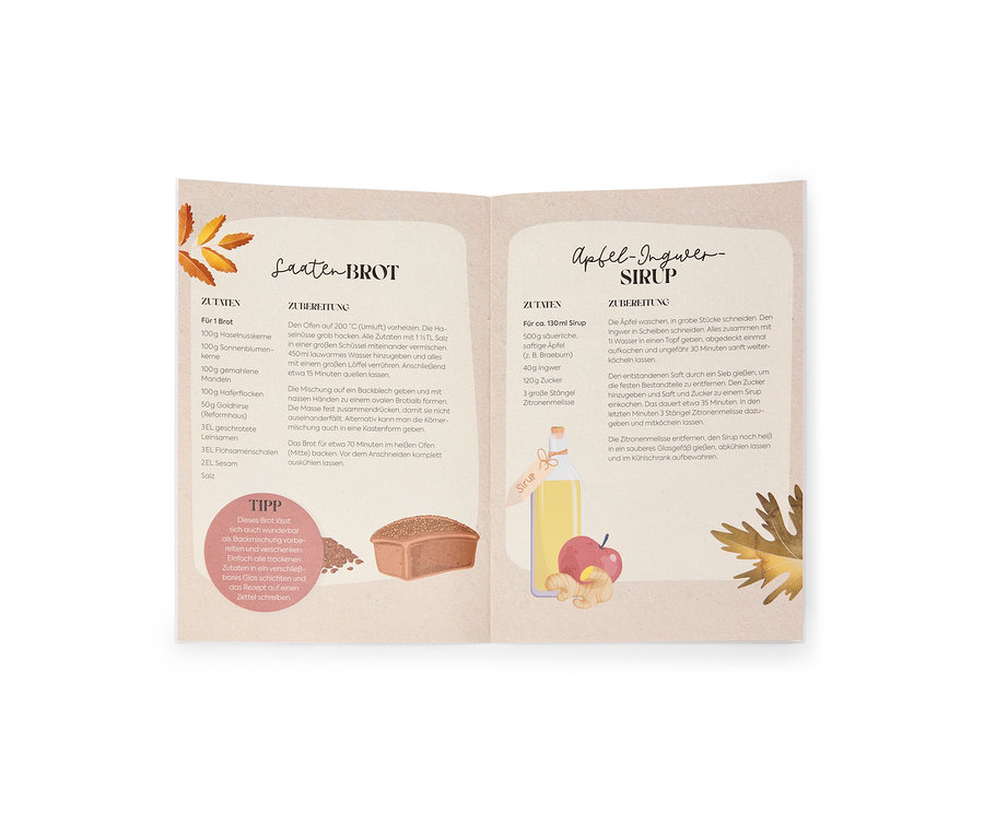 Zwei Rezeptkarten: Links eine Karte für Saatenbrot mit einem geschnittenen Brotlaib und Samen, rechts eine Karte für Apfel-Ingwer-Sirup mit einer Flasche Sirup, Apfel, Ingwer und Zitronenmelisse. Beide Karten sind mit Herbstblättern dekoriert.