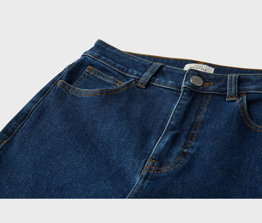 Dunkelblaue Jeans mit orangefarbenen Nähten, silbernem Knopf und einem Tchibo My Style Etikett am Bund.