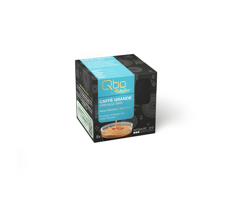Schwarze und blaue Qbo by Tchibo Caffè Grande Kirinyaga Baya Kaffeekapselpackung mit 8 Kapseln, Intensität 3/10, mit Noten von hellen Trauben und einem Bild von Kaffee in einer Tasse.