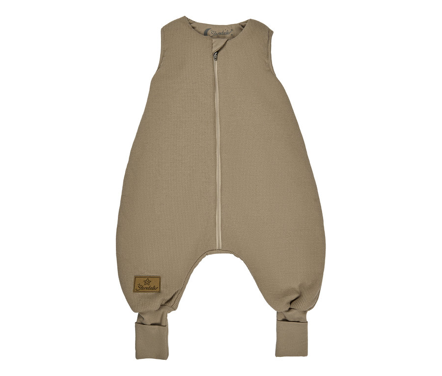 Brauner Baby-Schlafsack in Waffelstruktur mit durchgehendem Reißverschluss, separaten Beinöffnungen mit Rippbündchen und Sterntaler-Etikett.