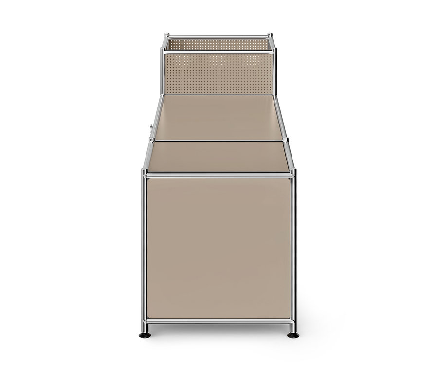 Beiges modulares Aufbewahrungsmöbel mit Chromrahmen, zwei soliden Paneelen und einem perforierten Oberteil, auf weißem Hintergrund.