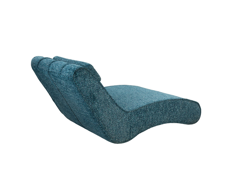 Blauer, ergonomisch geformter Liegestuhl mit strukturierter Oberfläche.