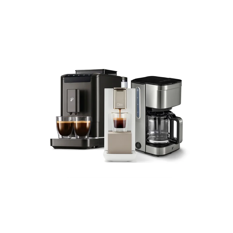 Drei Kaffeemaschinen: links eine dunkelgraue Kaffeemaschine mit zwei gefüllten Gläsern, mittig eine weiße Kapselmaschine, aus der Kaffee in ein Glas fließt, und rechts eine silberne Filterkaffeemaschine.