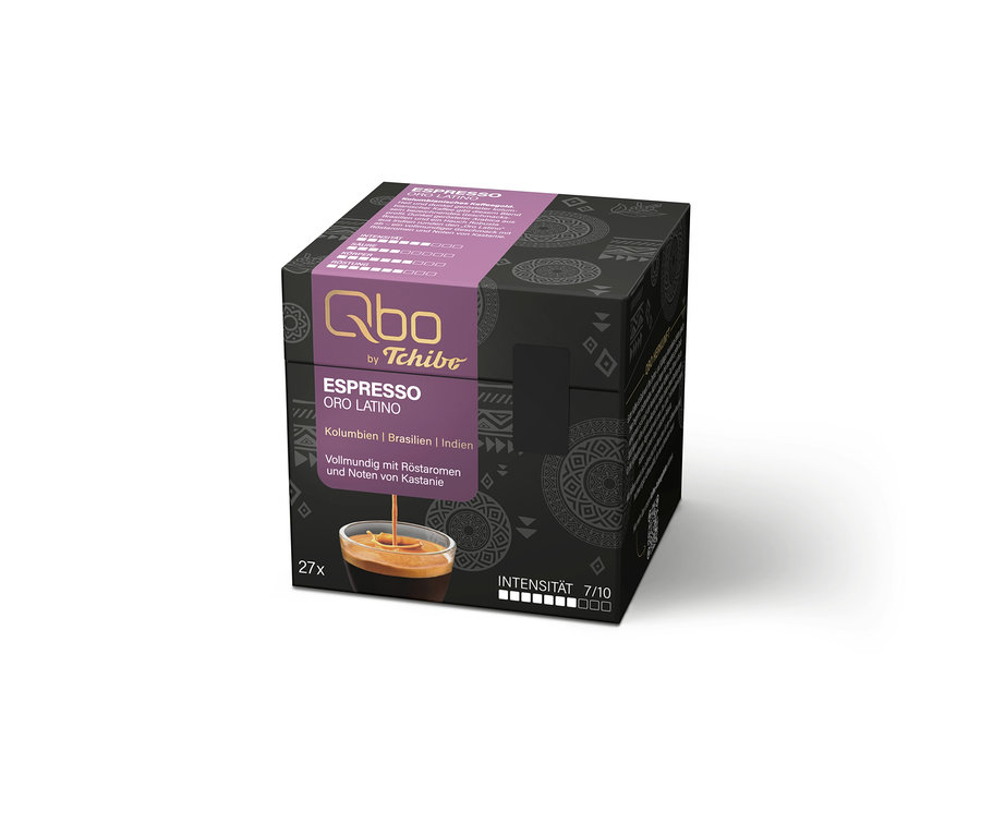 Schwarze Qbo by Tchibo Espresso Oro Latino Kaffeekapselbox mit lila Band, Herkunft Kolumbien, Brasilien, Indien, vollmundige Röstaromen und Kastaniennoten. Die Box zeigt 27 Kapseln und Intensität 7/10.