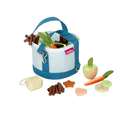 small foot Pferdefutter-Set »Bibi & Tina« mit hellblauem Eimer, gefüllt mit Spielzeug-Karotten und Heu, umgeben von Holzäpfeln, Karotten, Leckerlis und einem Salzleckstein.