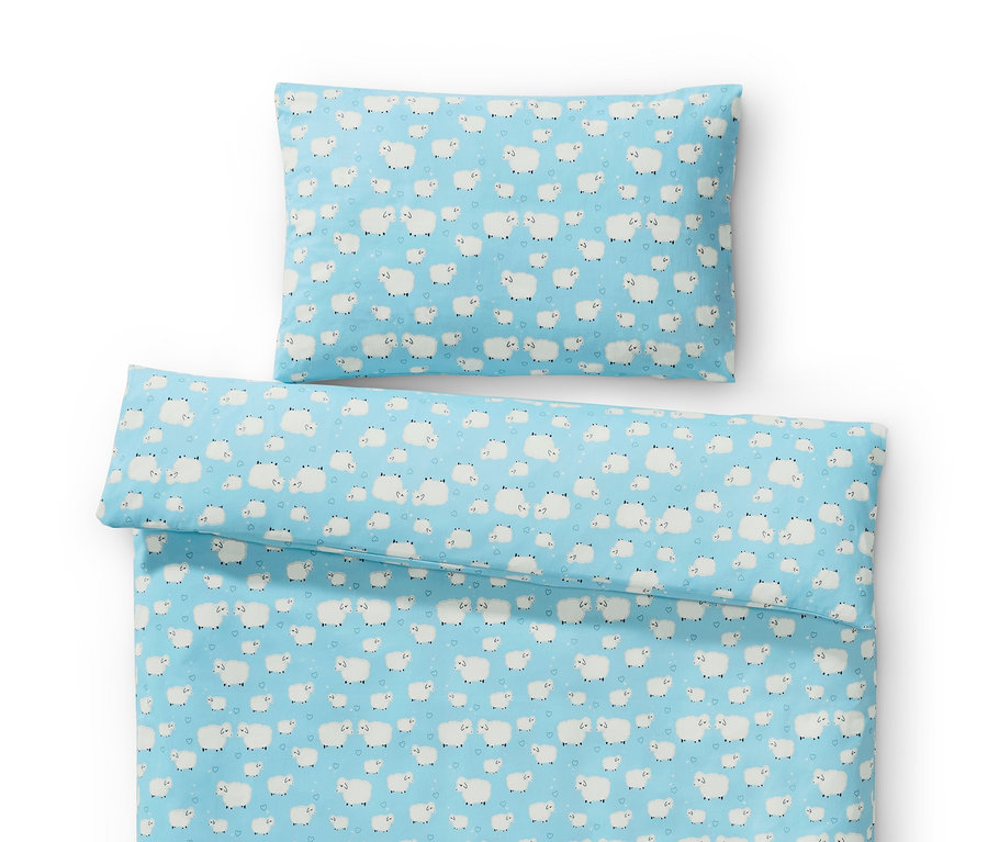Hellblaue Kleinkinder-Bettwäsche mit Schaf-Motiv.