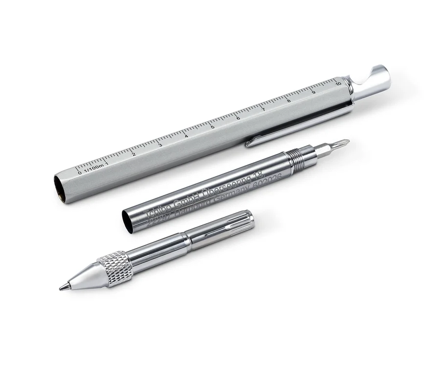 Ein silberfarbener Multifunktions-Stift mit Aufsätzen, darunter ein Lineal und ein Schraubendreher, auf einem weißen Hintergrund.