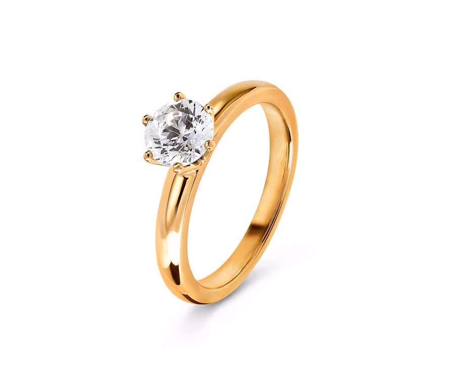 Detailaufnahme eines Goldrings mit klarem Edelstein.