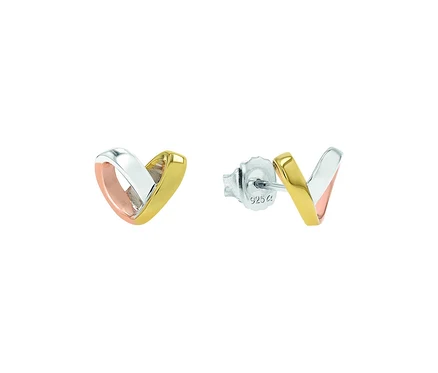 Nahaufnahme von Amor Ohrschmuck mit Herz-Motiv, dreifarbig.