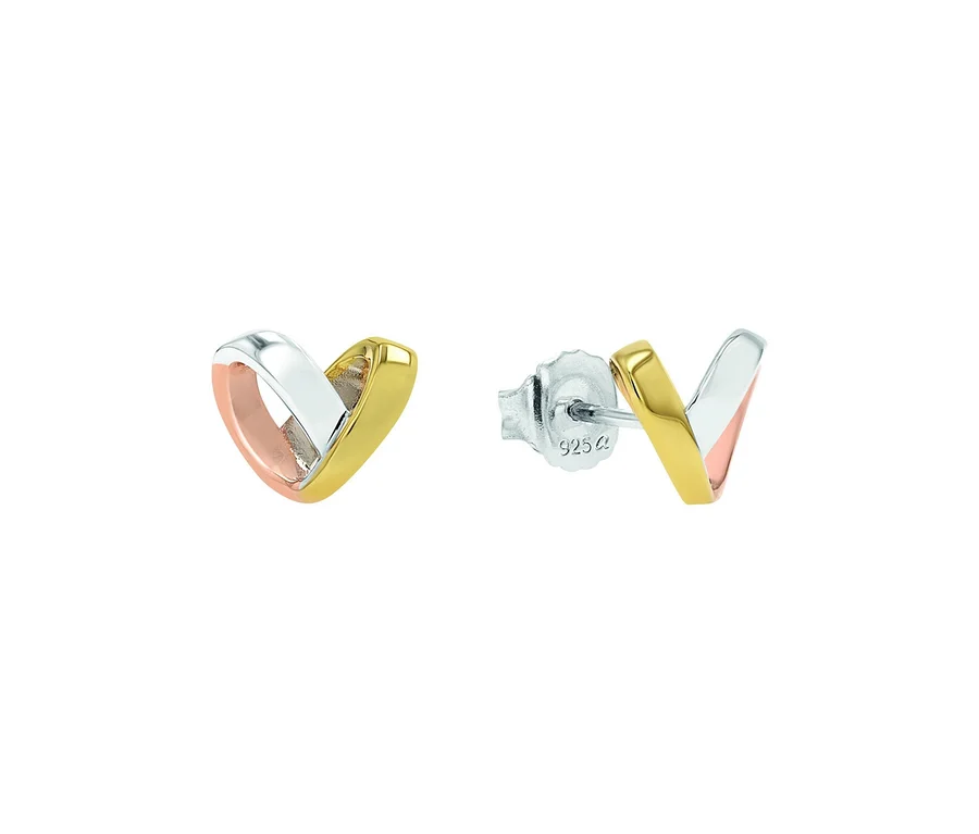 Nahaufnahme von Amor Ohrschmuck mit Herz-Motiv, dreifarbig.