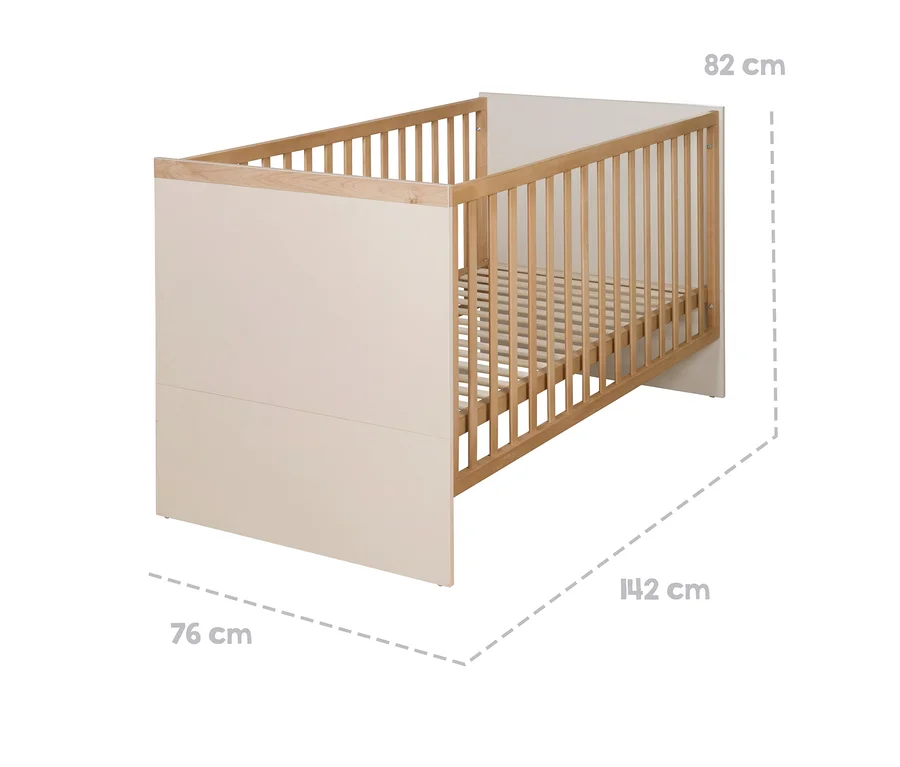 Babybett mit hellbeigen Seitenwänden und Gitterstäben aus Naturholz, Maße: 82 cm Höhe, 142 cm Länge, 76 cm Breite.
