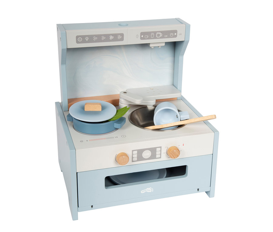 Hellblaue und weiße Spielküche mit zwei Kochfeldern, einem Topf mit Deckel und Blättern, einer Spüle mit Tasse und Holzlöffel. Darunter befinden sich Knöpfe, eine Digitalanzeige und ein Ofen mit Teller.
