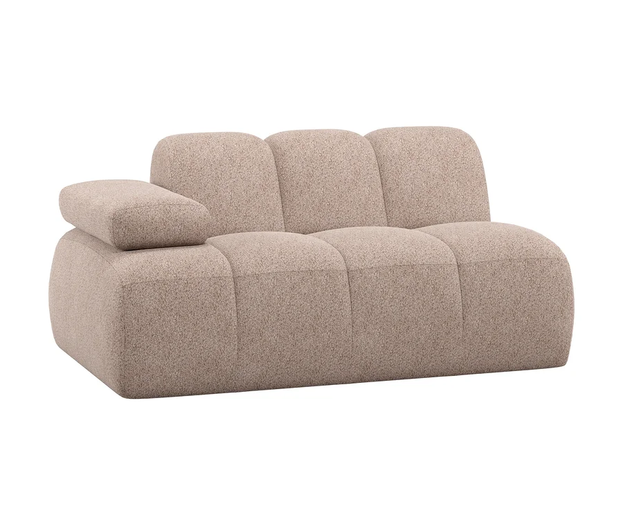 Helles beiges Modulsofa mit abgerundeten, segmentierten Rückenlehnen und Sitzen. Eine einzelne abgerundete Armlehne befindet sich auf der linken Seite. Das Sofa ist mit einem strukturierten, hellbraunen Stoff bezogen.