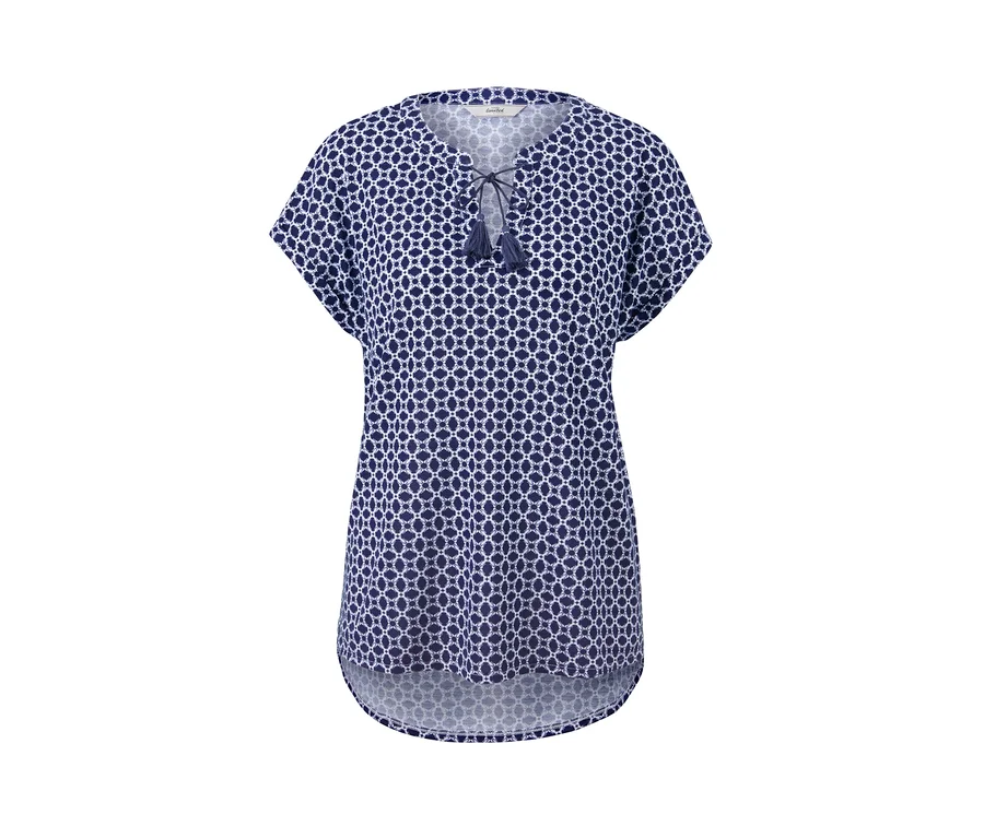 Ein blau-weißes, bedrucktes Tunikashirt.