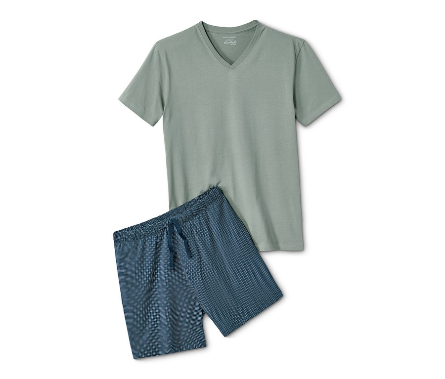 Ein Shorty-Pyjama: grünes T-Shirt und blaue, gemusterte, kurze Hose.