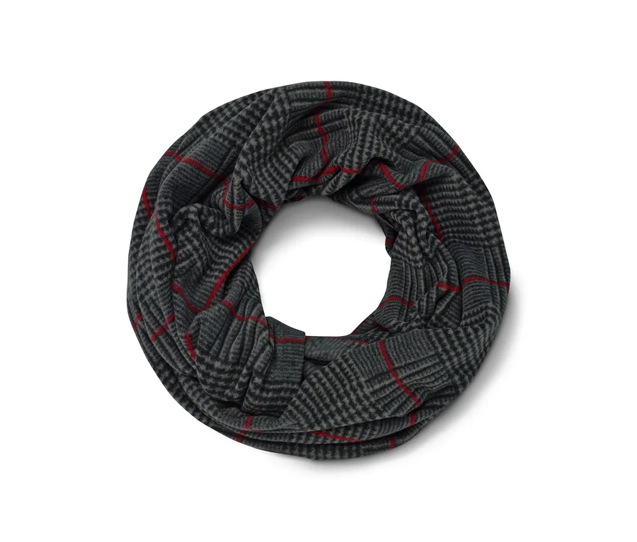 Ein Fleece-Loop-Schal mit Karomuster.