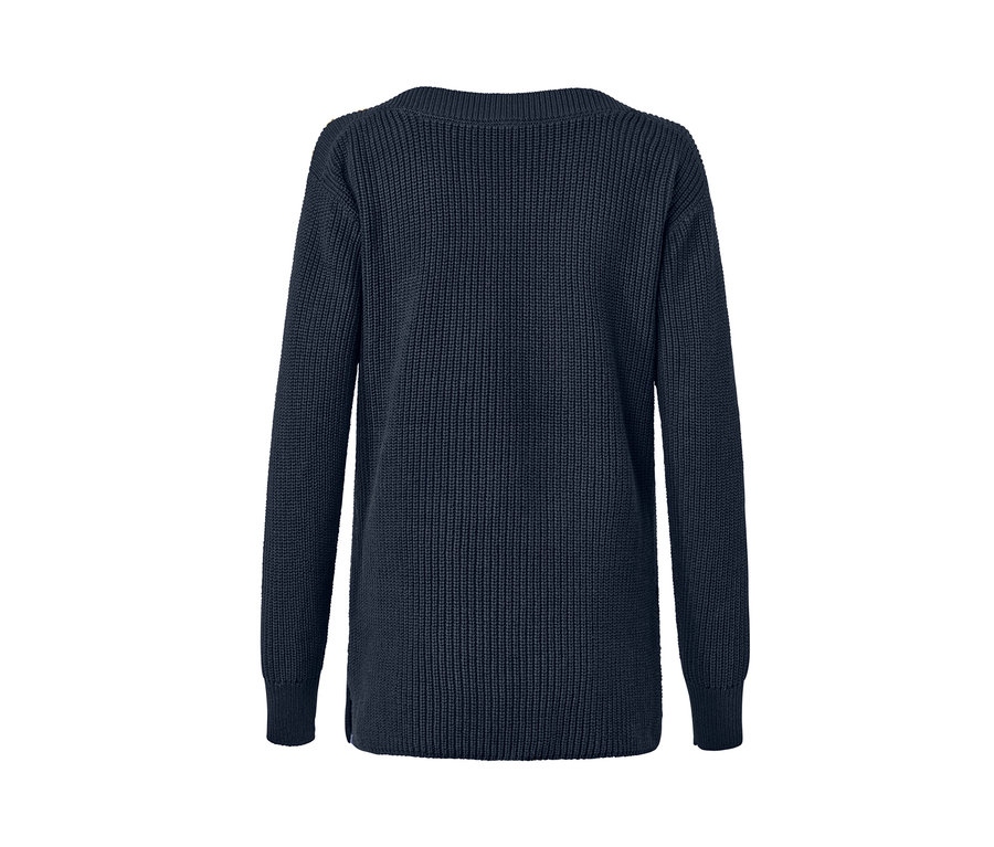 Detailansicht der Rückseite eines Strickpullovers mit Knöpfen.