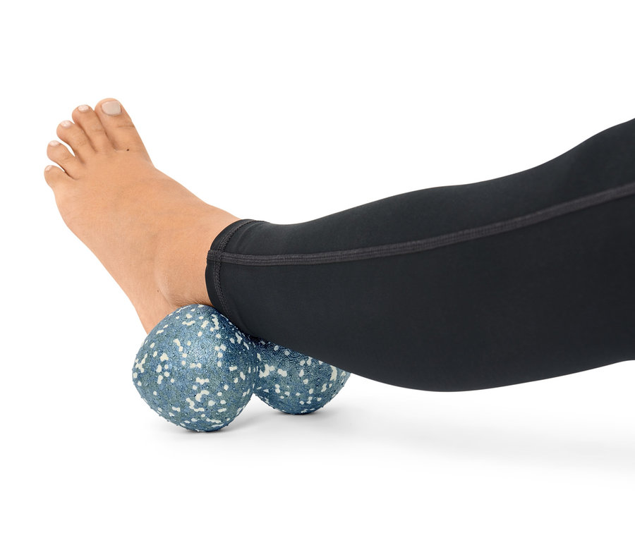 Ein Fuß auf einem Duo-Massageball.