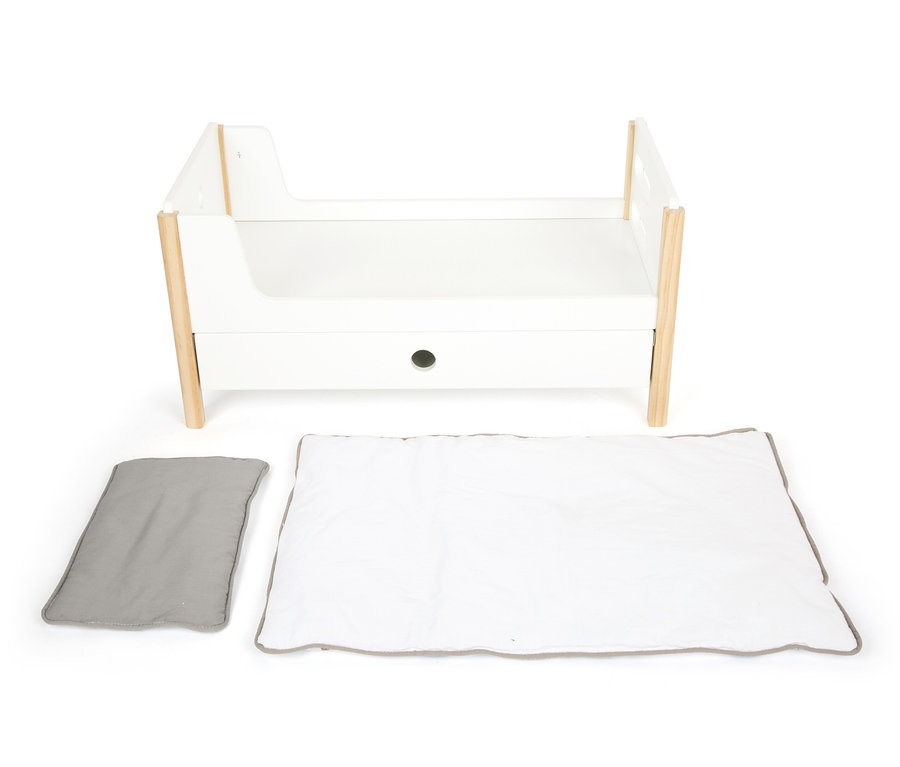 Ein weißes small foot Puppenhochbett »Little Button« mit einer grauen Unterlage und einer weißen Decke.
