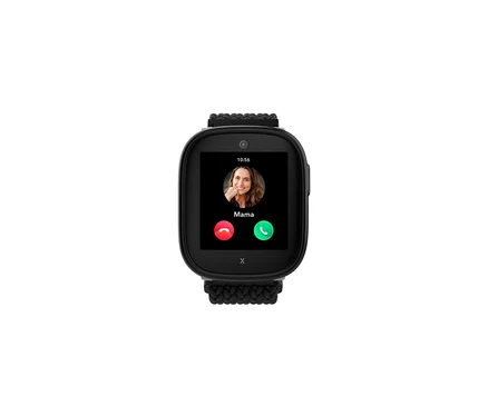 Eine schwarze Xplora X6 Play 2nd Gen Kids Watch zeigt einen eingehenden Anruf von "Mama" mit einem Profilbild einer lächelnden Frau, der Uhrzeit 10:56 und roten und grünen Anruftasten.