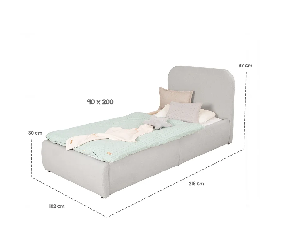 Helles, graues Polsterbett mit abgerundetem Kopfteil, bezogen mit einer hellgrünen Decke, einer rosa Decke, zwei Kissen und einem grauen Sternkissen. Maße: 90x200 cm Liegefläche, 30 cm Betthöhe, 216 cm Länge, 102 cm Breite, 87 cm Kopfteilhöhe.