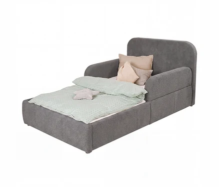 Graues Kinderschlafsofa, zu einem Bett ausgezogen, mit hellgrüner gepunkteter Bettdecke, einem sternförmigen Kissen und drei Zierkissen in Beige und Grau am Kopfteil.