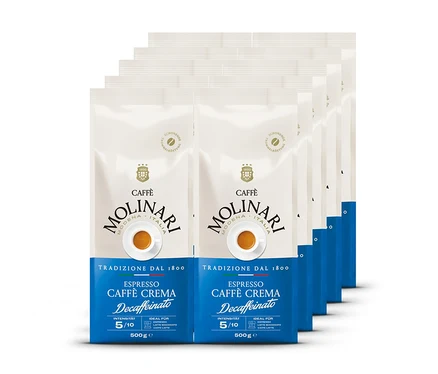 Sechs Packungen Molinari Caffè Crema Decaffeinato Kaffee, weiß und blau, mit dem Logo und einer Kaffeetasse darauf, gestapelt und leicht versetzt.