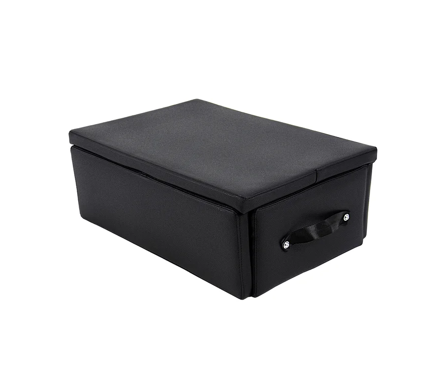 Schwarze rechteckige Aufbewahrungsbox mit strukturierter Oberfläche und einem Stoffgriff an einer Seite.