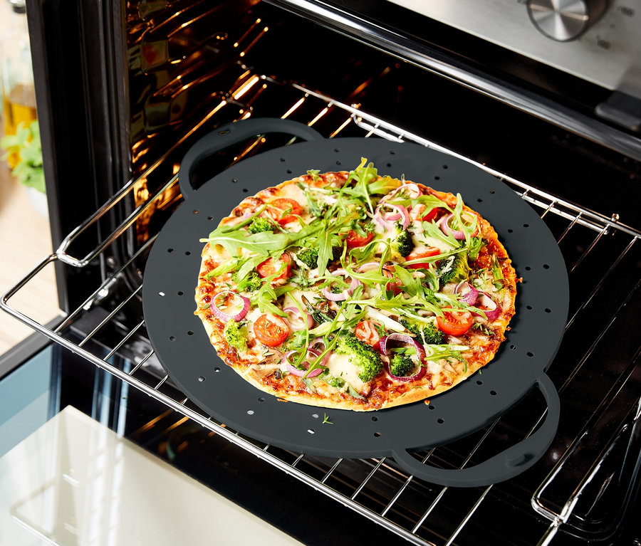 Pizza auf Küchen-Allrounder im Ofen.