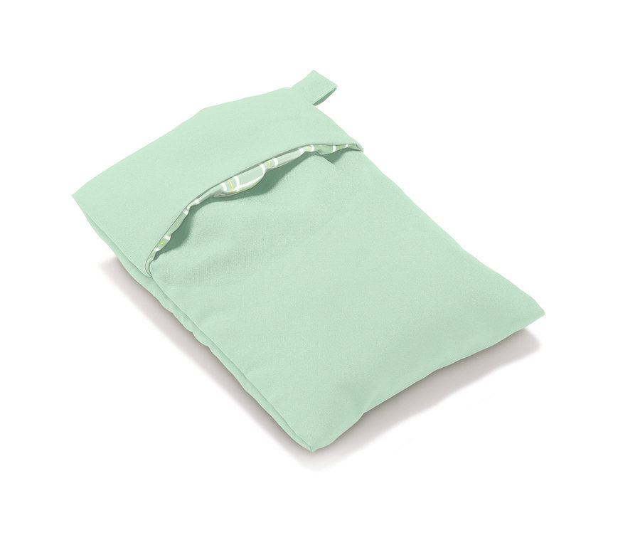 Eine hellgrüne Mikrowellen-Kartoffelgartasche liegt auf einem weißen Hintergrund.