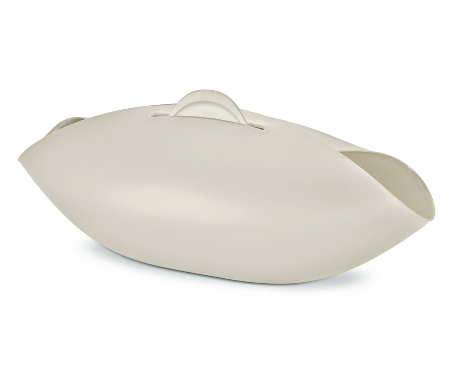 Eine beige Brotbackschale auf einem weißen Hintergrund.