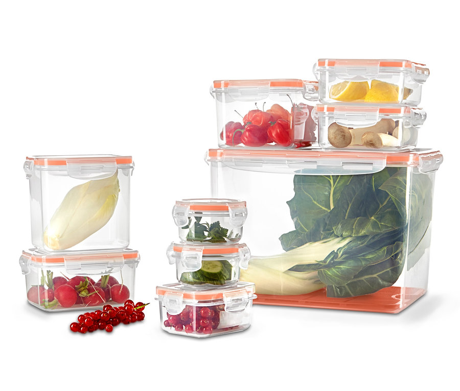 Mehrere Frischhaltedosen-Sets unterschiedlicher Größe, gefüllt mit Lebensmitteln, sind aufgereiht.