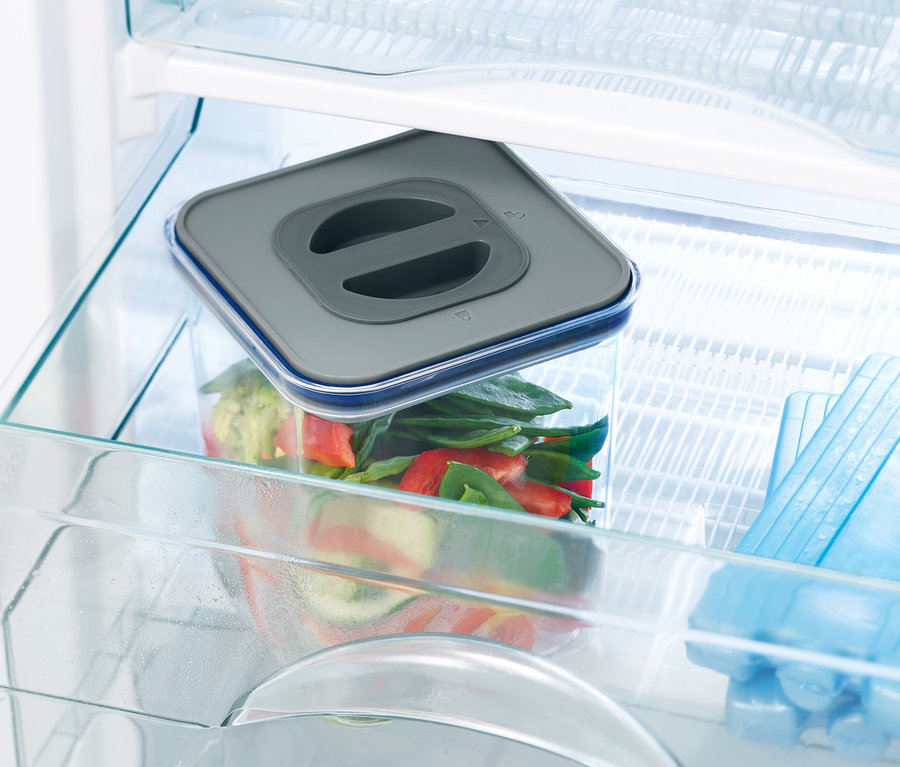 2 Vakuum-Frischhaltedosen mit geschnittenem Gemüse im Kühlschrank.