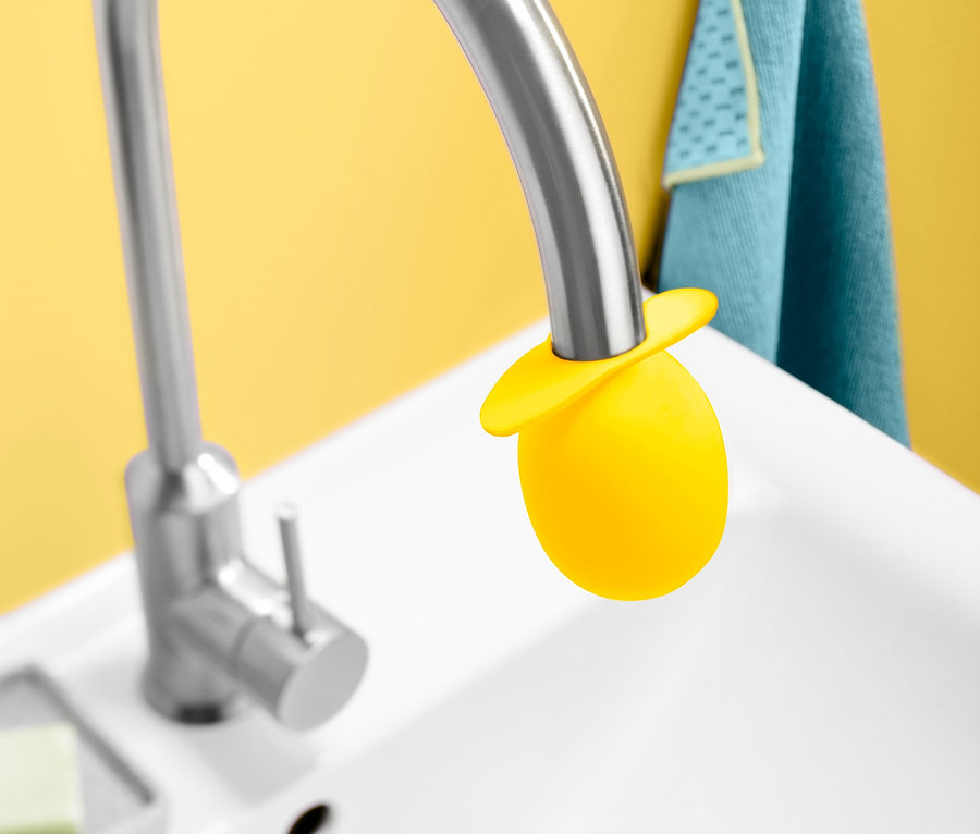 Auf einem Waschbecken befindet sich ein Wasserhahn-Entkalker-Aufsatz.