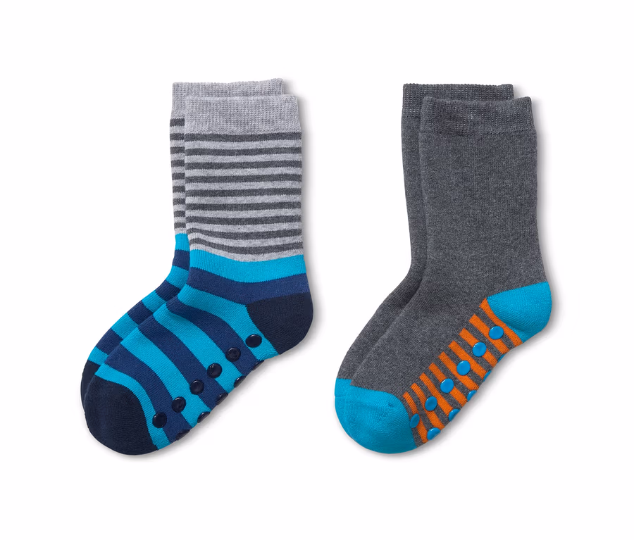 Zwei Paar Thermosocken. Einmal grau mit blauen Streifen, einmal grau mit orangenen Streifen.