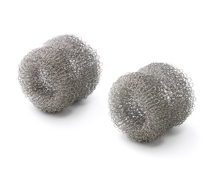 Zwei Kalkfänger liegen auf einem weißen Hintergrund.