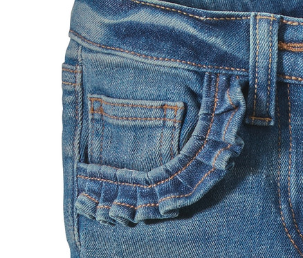 Detailaufnahme einer Jeans mit Taschen.