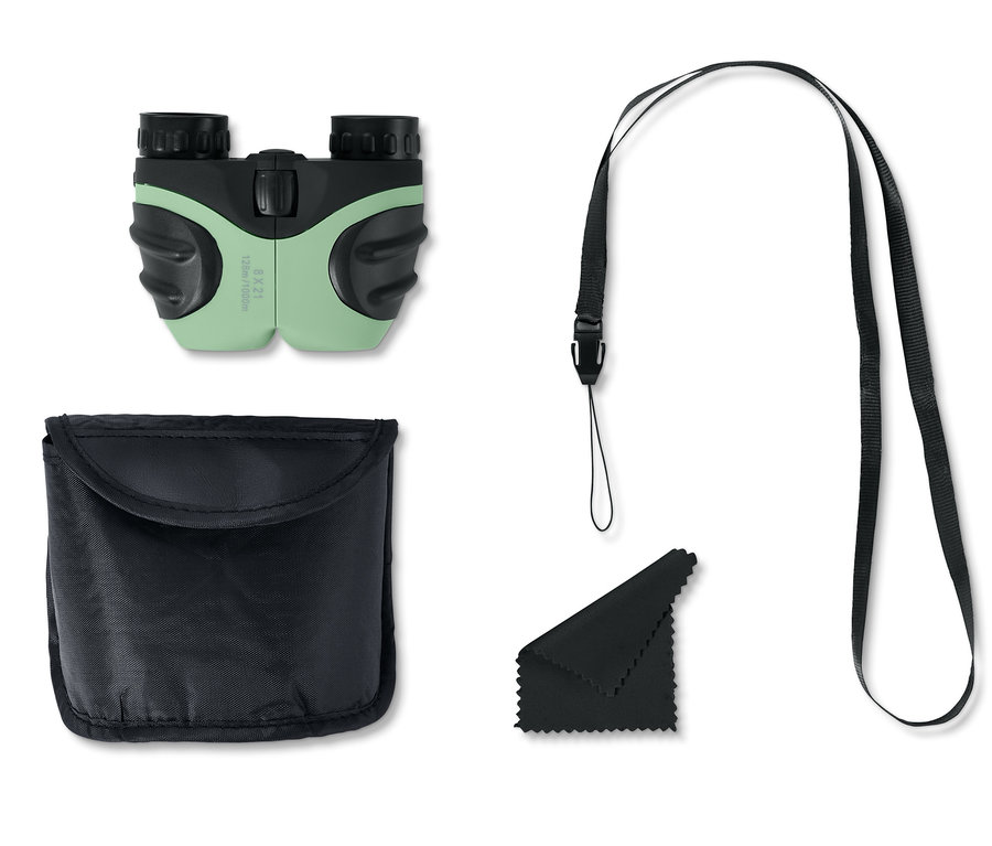 Ein grünes, kompaktes Kinder-Fernglas, ein schwarzes Etui, ein Putztuch und ein Riemen liegen auf einem weißen Hintergrund.