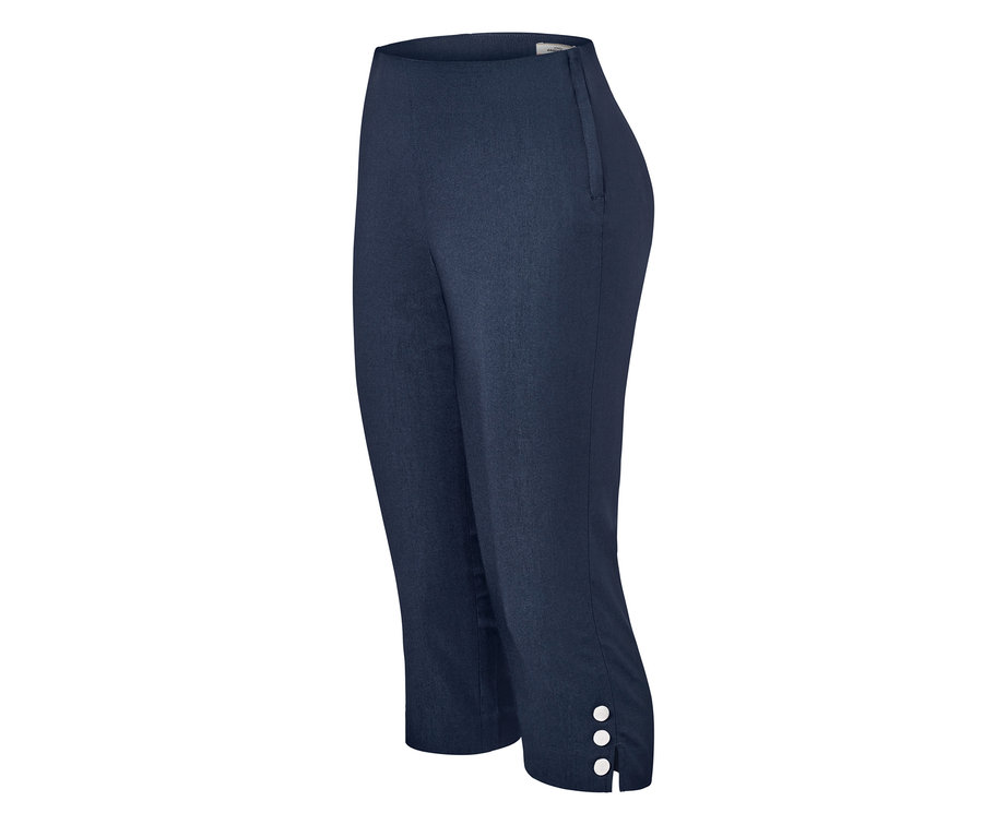 Detailaufnahme einer marineblauen 3/4-Stretchhose mit Knöpfen am Saum.