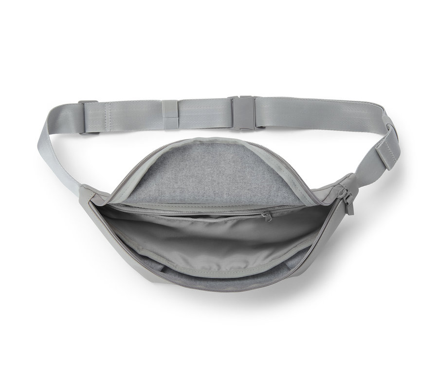 Geöffnete graue Regen-Hüfttasche mit verstellbarem Riemen.