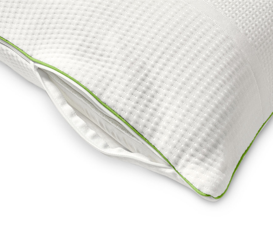 Detailansicht eines weißen irisette® greenline Komfort-Schlafkissens mit grüner Paspel.