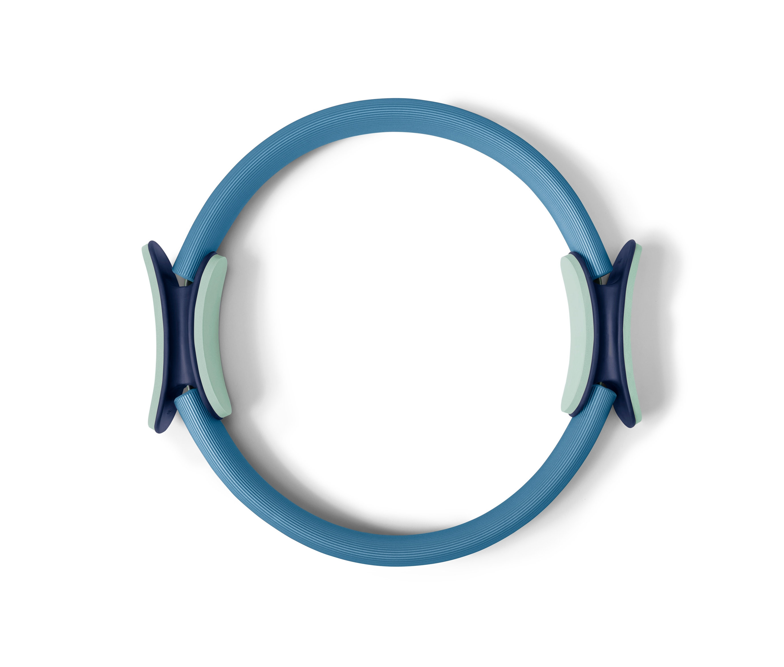 Blauer Pilatesring auf weißem Hintergrund.