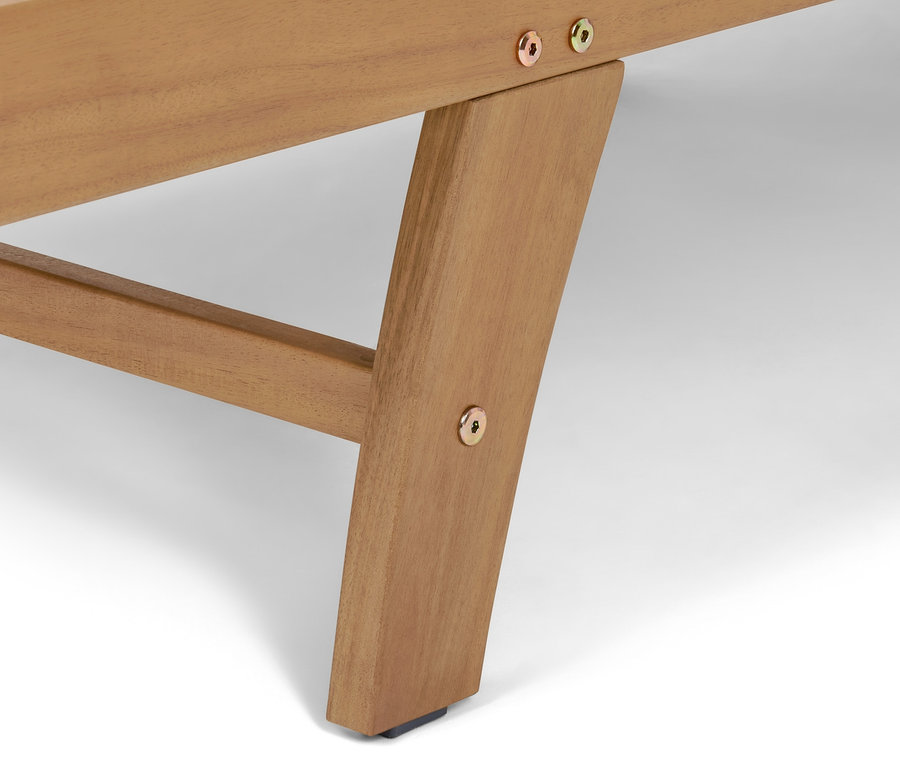 Detailaufnahme des Holzfußes der Liege »Lenja«.