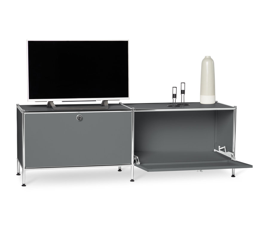 Graues Lowboard Metall »CN3« mit Klappenfächern und einem Fernseher darauf.