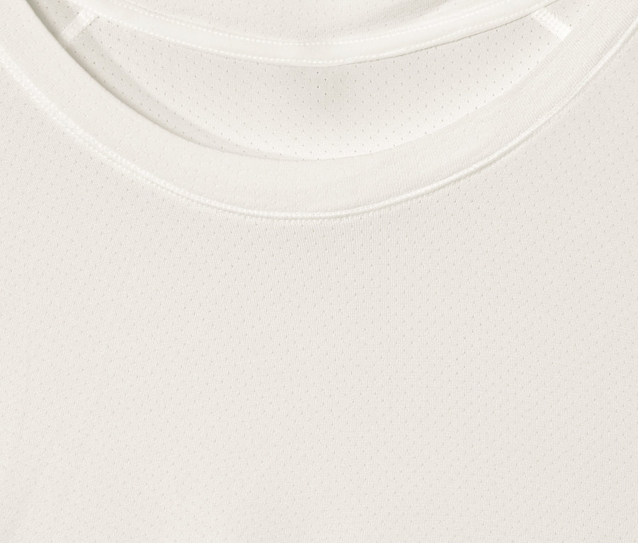 Detailansicht eines weißen Funktionsshirts.