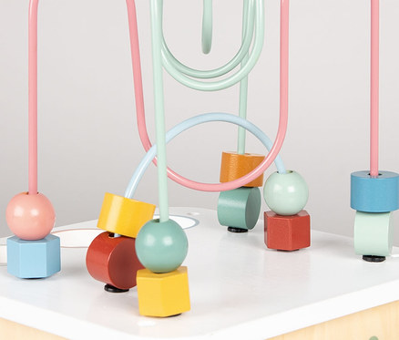 Detailansicht des Pinolino Motorikwürfels »Sanna« mit bunten Holzkugeln und Schlaufen.